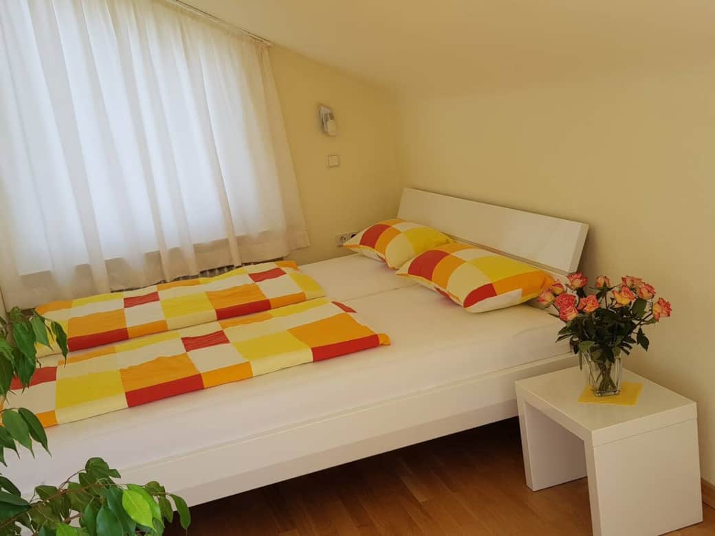 Gemütliches Schlafzimmer mit Doppelbett – für erholsame Nächte. ARISTA Ferienwohnung Friedrichshafen