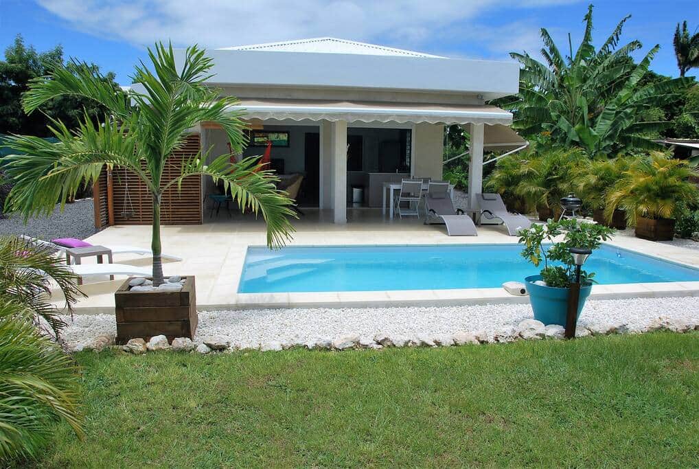 Un environnement tropical autour de la piscine. Une alarme immergée assure votre sérénité pour la sécurité de vos enfants en bas âge.