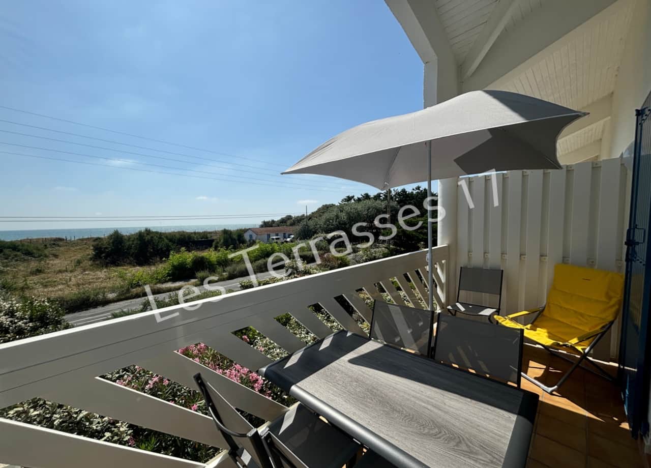 Balcony facing the ocean