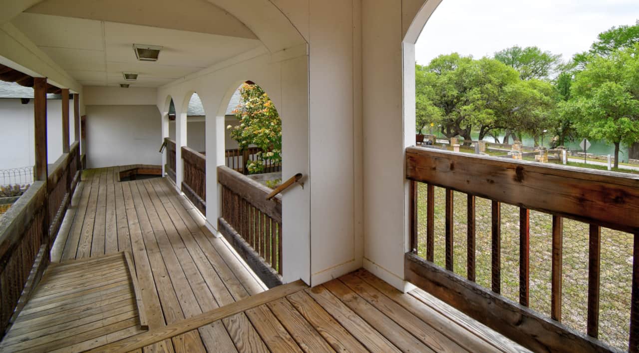 Riverview Lower - Covered Walkway