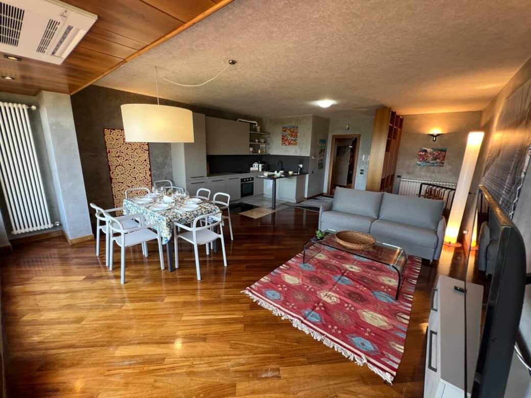 Sala con aria condizionata e ventilatori 