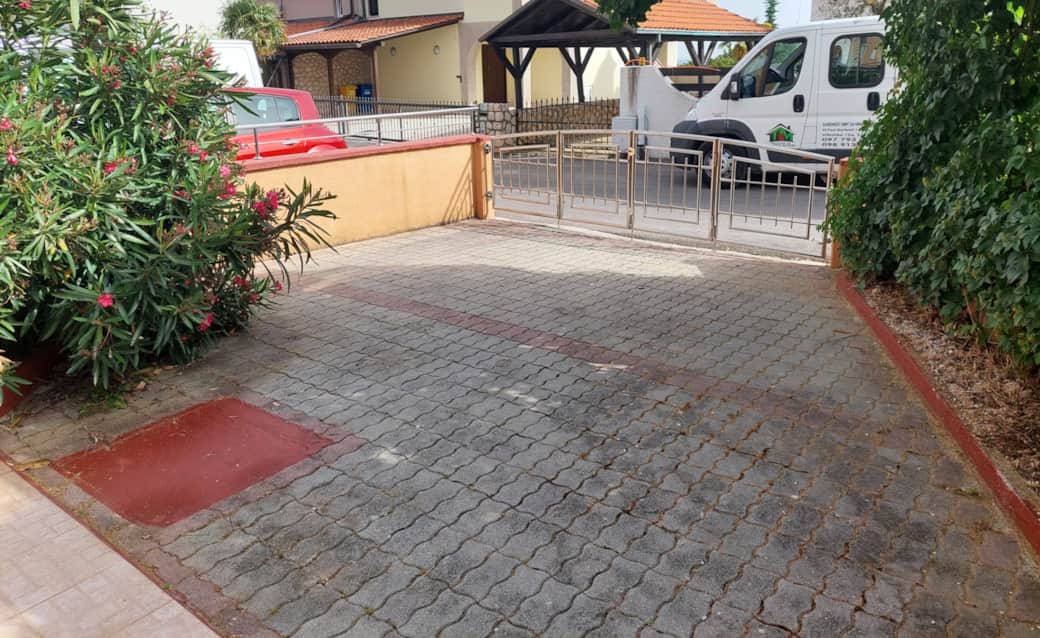 Prostrano parkirno mjesto, zatvoreno ogradom i za Vasu osobnu upotrebu. 