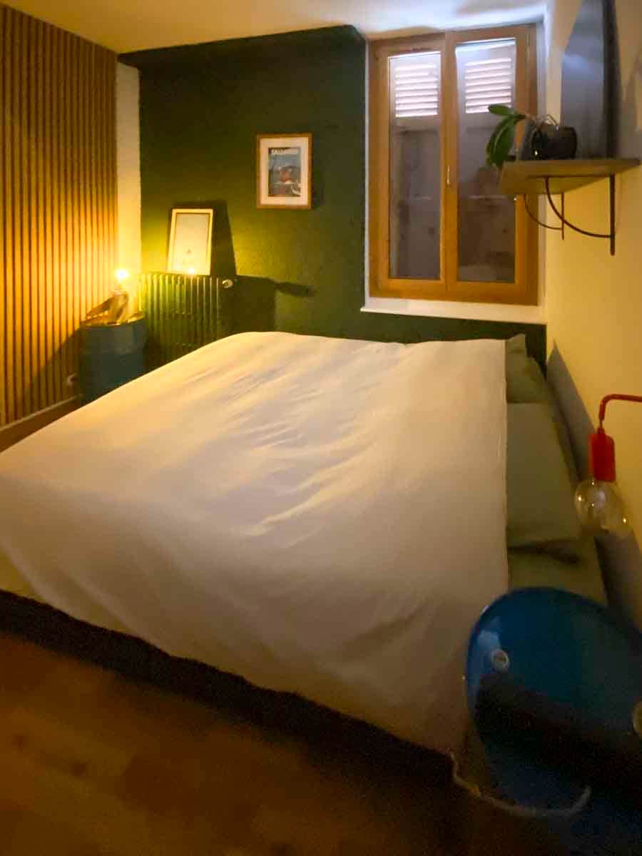 La chambre (literie 160 cm) La chambre (literie 160 cm)