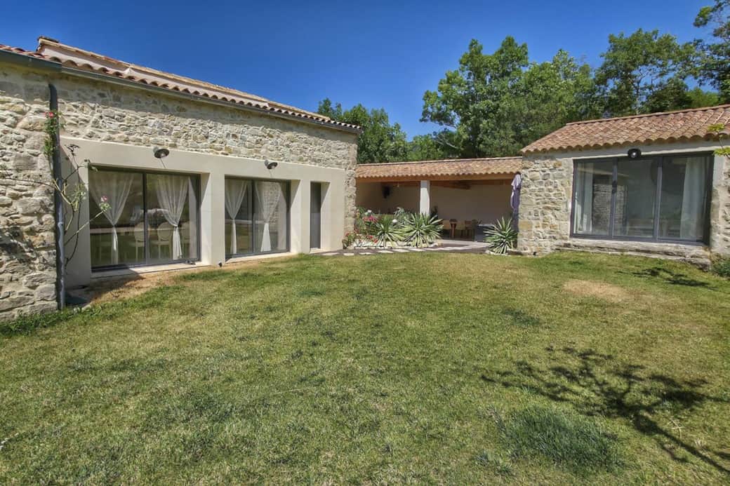 vue maison en pierre provence