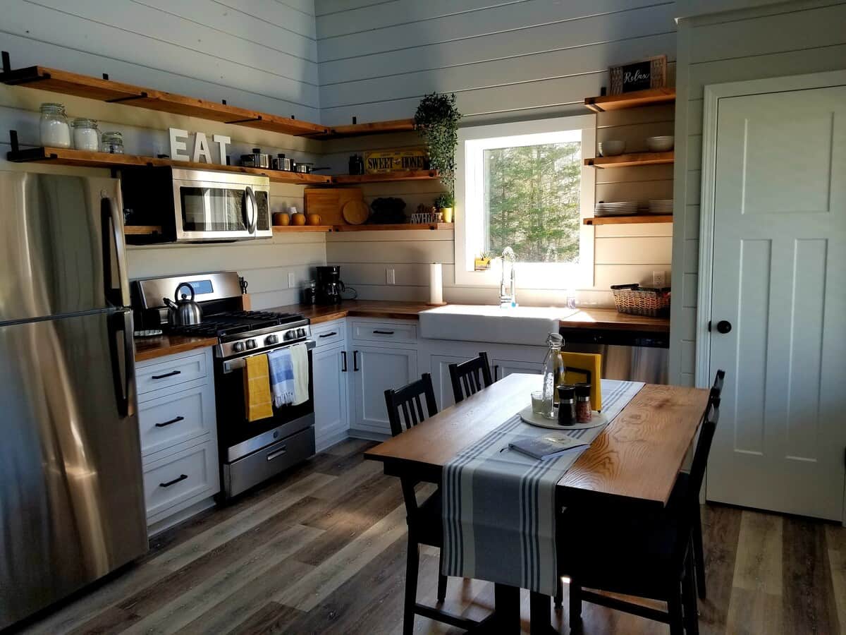 Fully equipped kitchen with a mountain view!