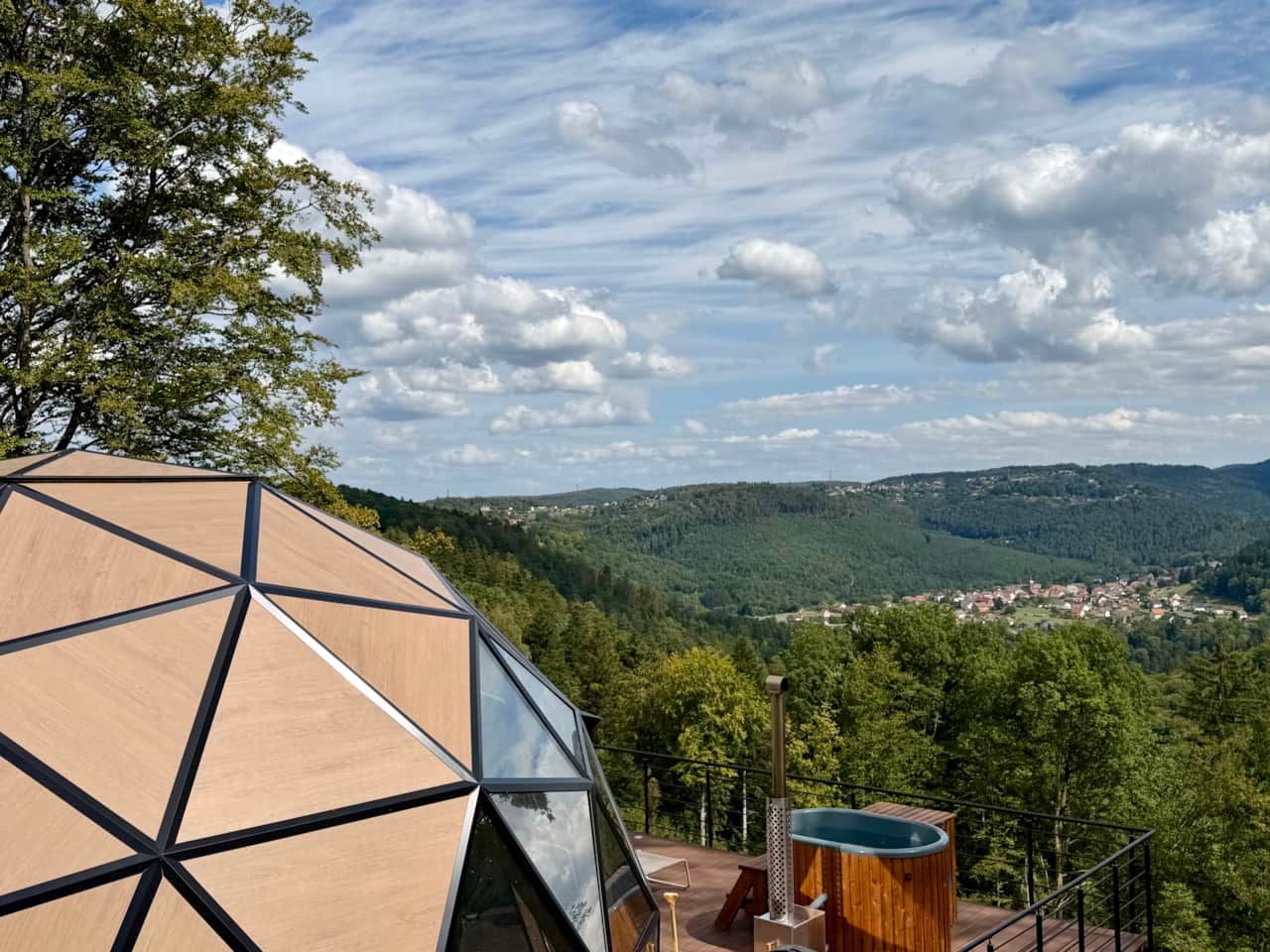 Vue sur la vallée et montagne 