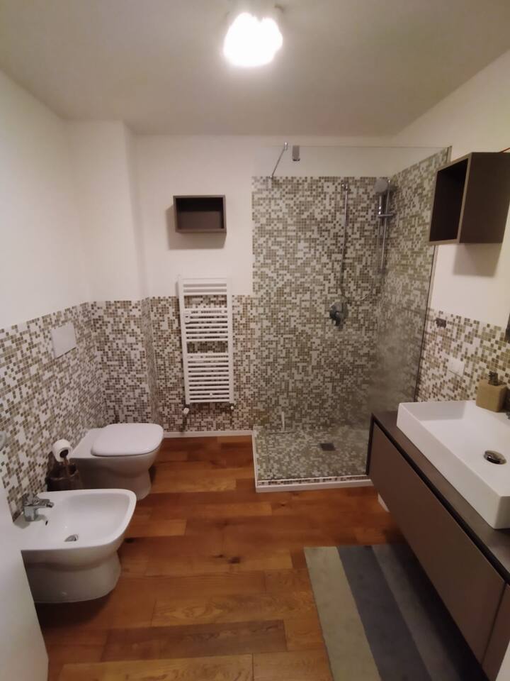 Bagno completo con box doccia