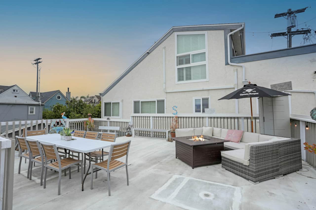 HUGE Rooftop Patio - Fire Pit - Outdoor Dining & Seating