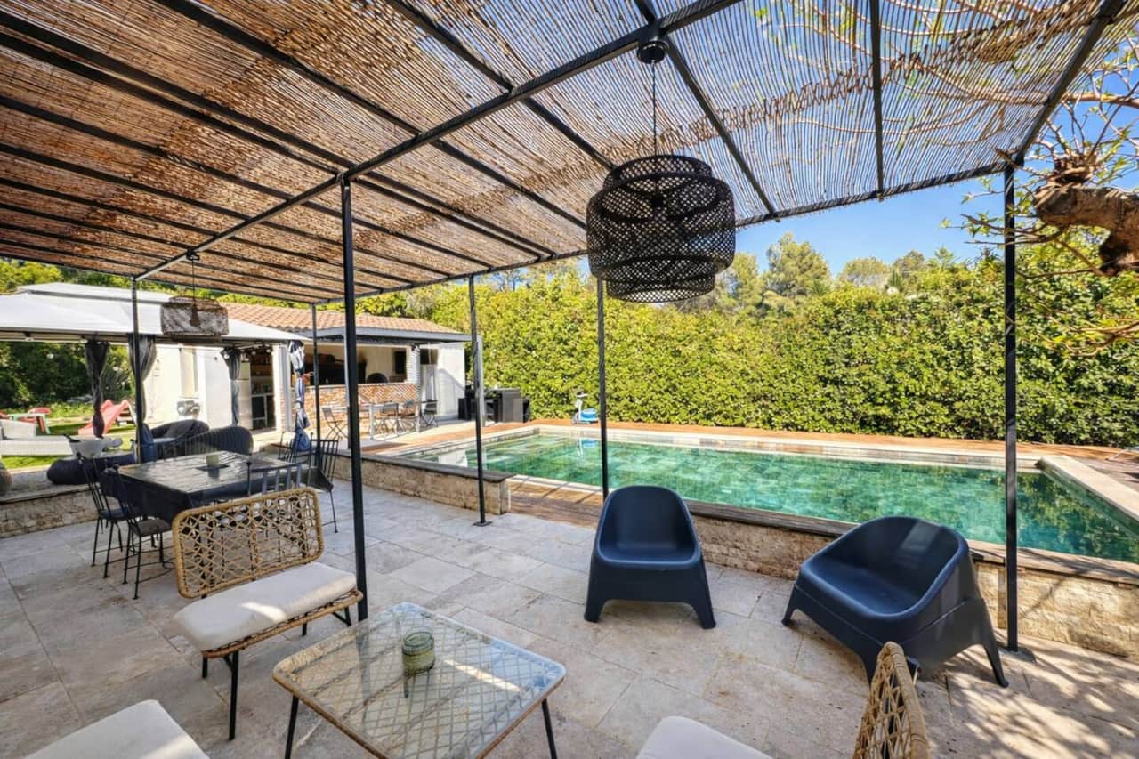 piscine, terrasse, pool house, table à manger