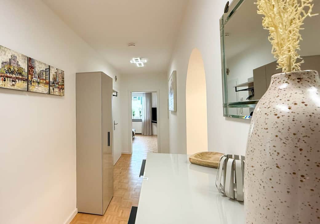 Flur in Blickrichtung Wohnzimmer und Eingangstür (links)
