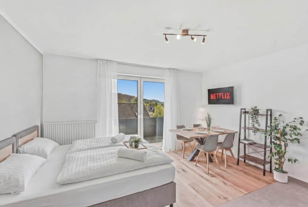 Heller Wohn-Schlafbereich mit Netflix & Esstisch – euer Zuhause auf Zeit in Trierweiler Heller Wohn-Schlafbereich mit Netflix & Esstisch – euer Zuhause auf Zeit in Trierweiler