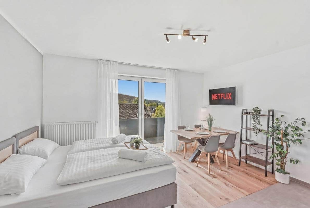 Heller Wohn-Schlafbereich mit Netflix & Esstisch – euer Zuhause auf Zeit in Trierweiler