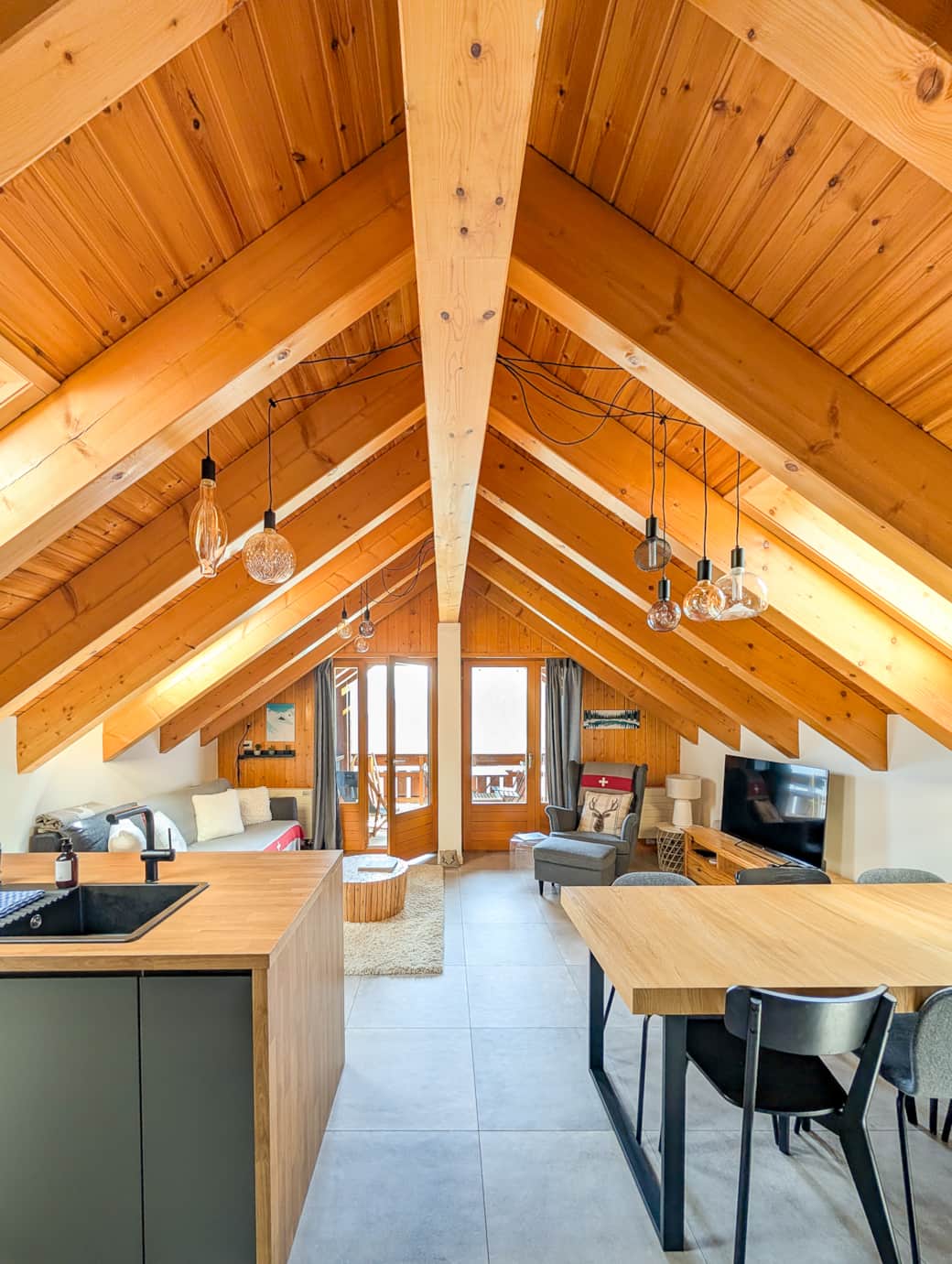 Séjour spacieux avec accès balcon, cuisine rénovée, coin cocooning avec TV