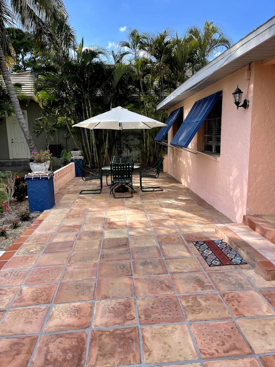 Al fresco dining on front patio great for breakfast...Dine outside day or night! Al fresco dining on front patio great for breakfast...Dine outside day or night!