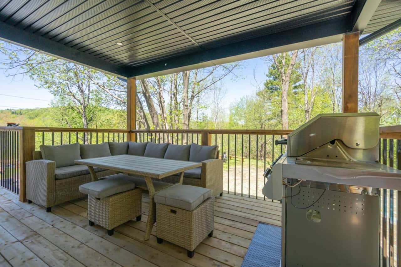 Vue de la galerie avec barbecue disponible à l'année
