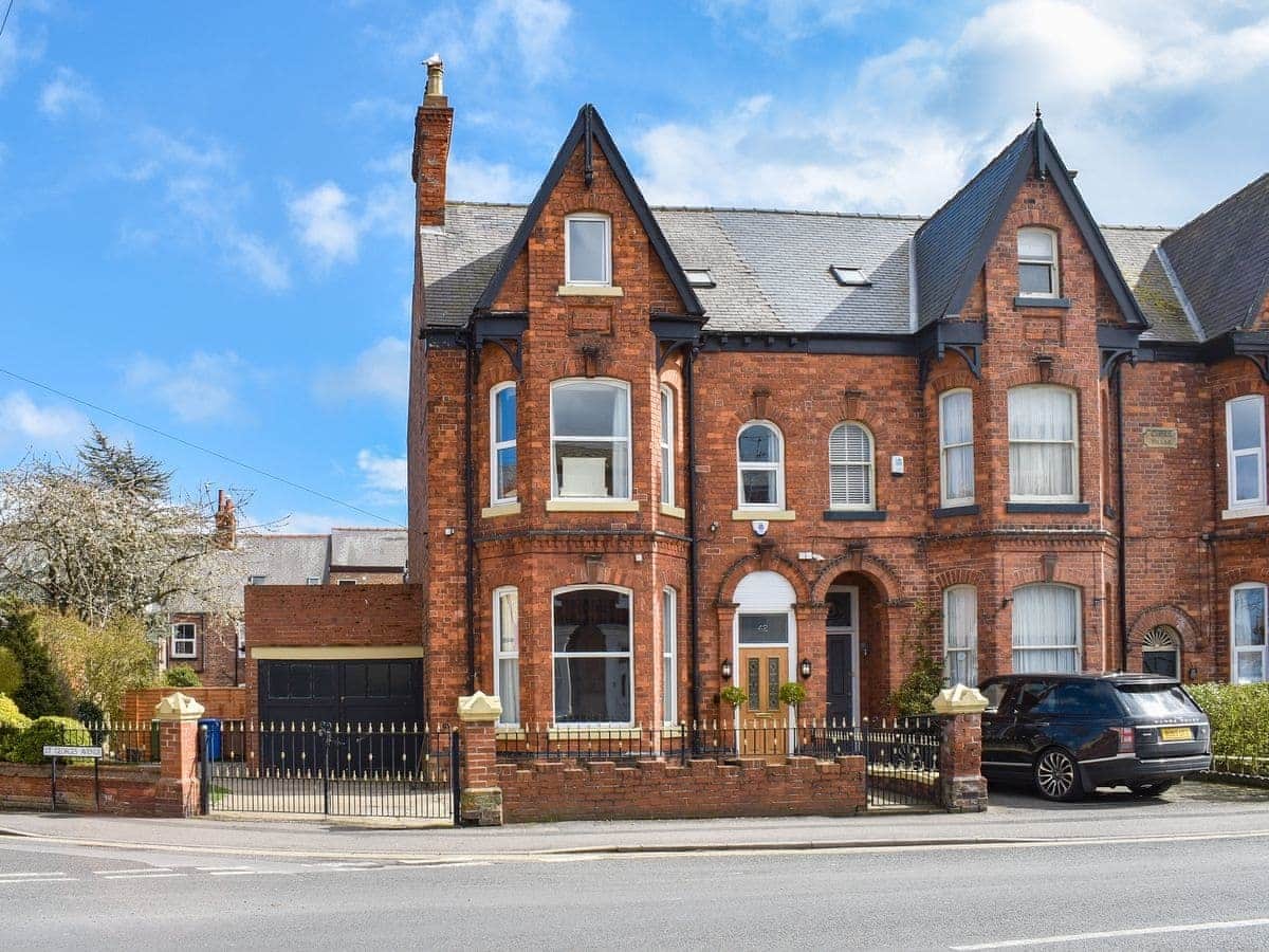 Wellington House Large 8 bedroom 6 bathroom holiday house by Bridlington beach. Large garden