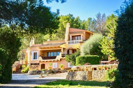 Nuestra villa de lujo de 400 m2 fue diseñada por el reconocido arquitecto D. Pedro Otzoup Nuestra villa de lujo de 400 m2 fue diseñada por el reconocido arquitecto D. Pedro Otzoup