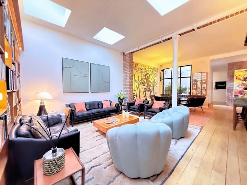 1 SPARIS – Très grand salon pour 10 personnes, design et chic, avec sa vaste bibliothèque.