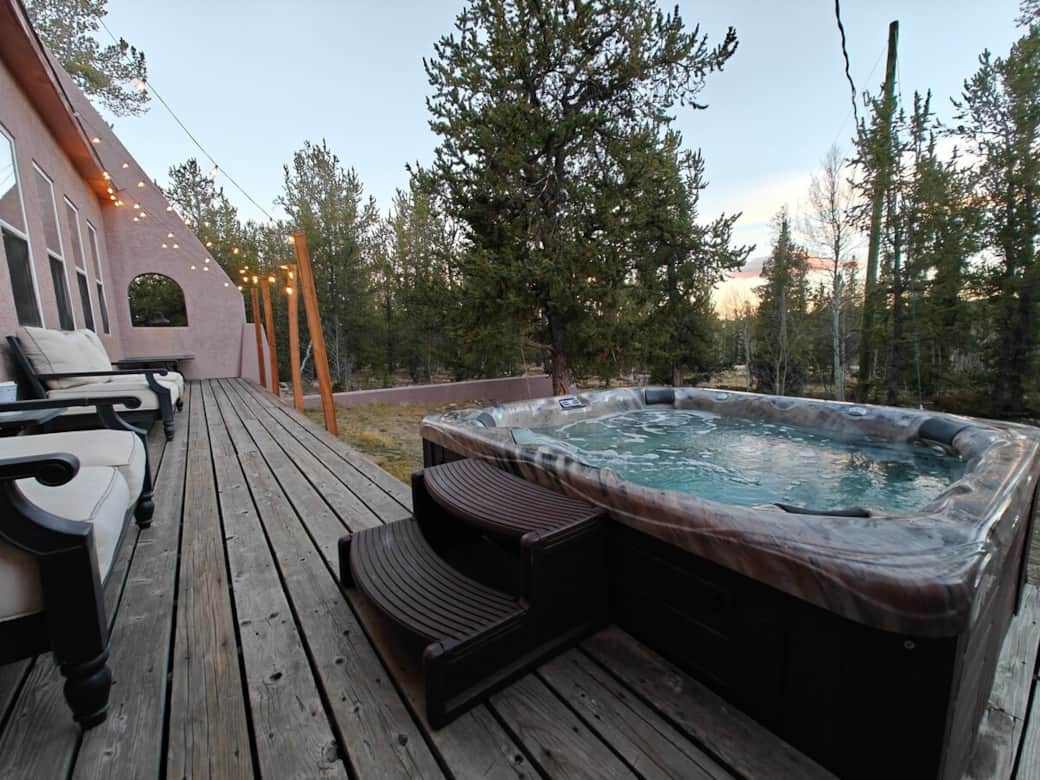 Whether you spent the day skiing Breck or summiting a 14er, settle into a peaceful soak beneath the aspens as the sun sets behind the pines. Whether you spent the day skiing Breck or summiting a 14er, settle into a peaceful soak beneath the aspens as the sun sets behind the pines.