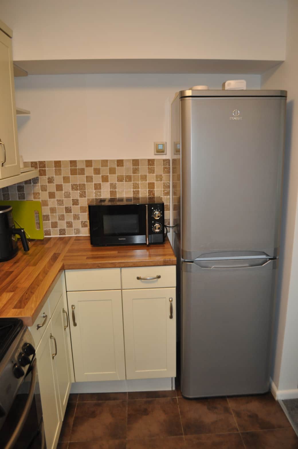 Fridge/freezer and microwave