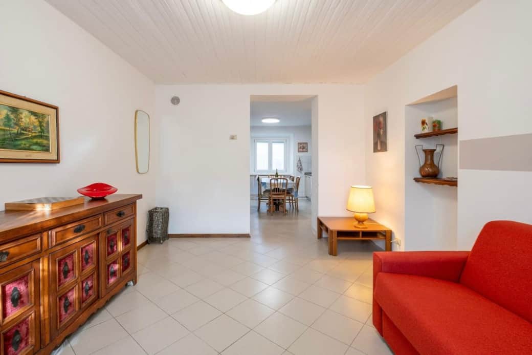 Soggiorno luminoso con divano letto