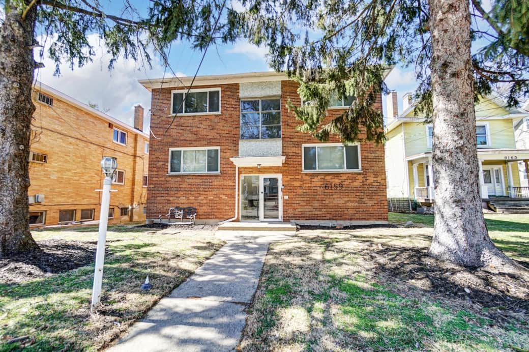 Located in Quiet Cincinnati Neighborhood, Pleasant Ridge walking distance to entertainment.  Close to shop, hospitals, and Downtown  