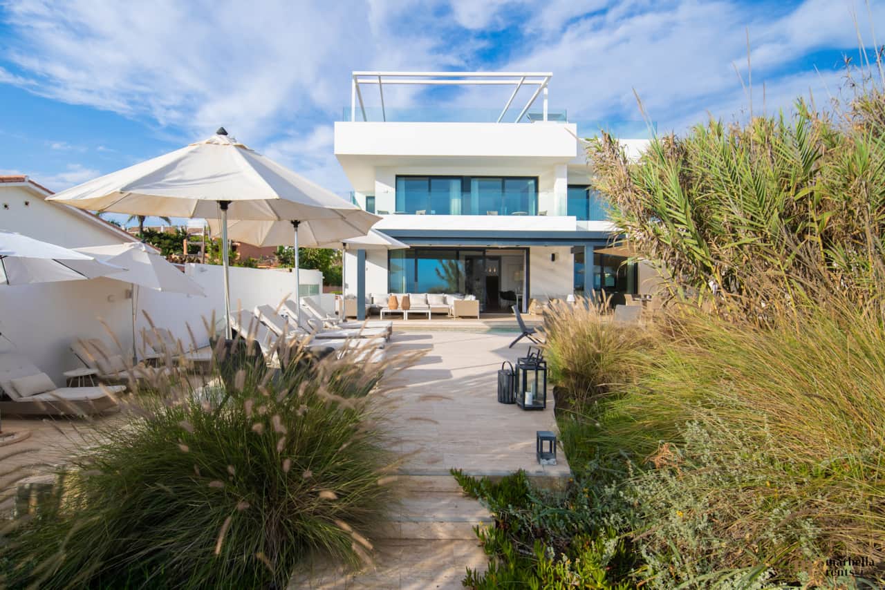 Direct beach access.