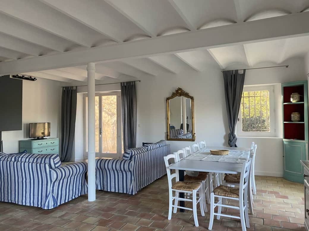 Vue sur le salon-séjour depuis la cuisine!