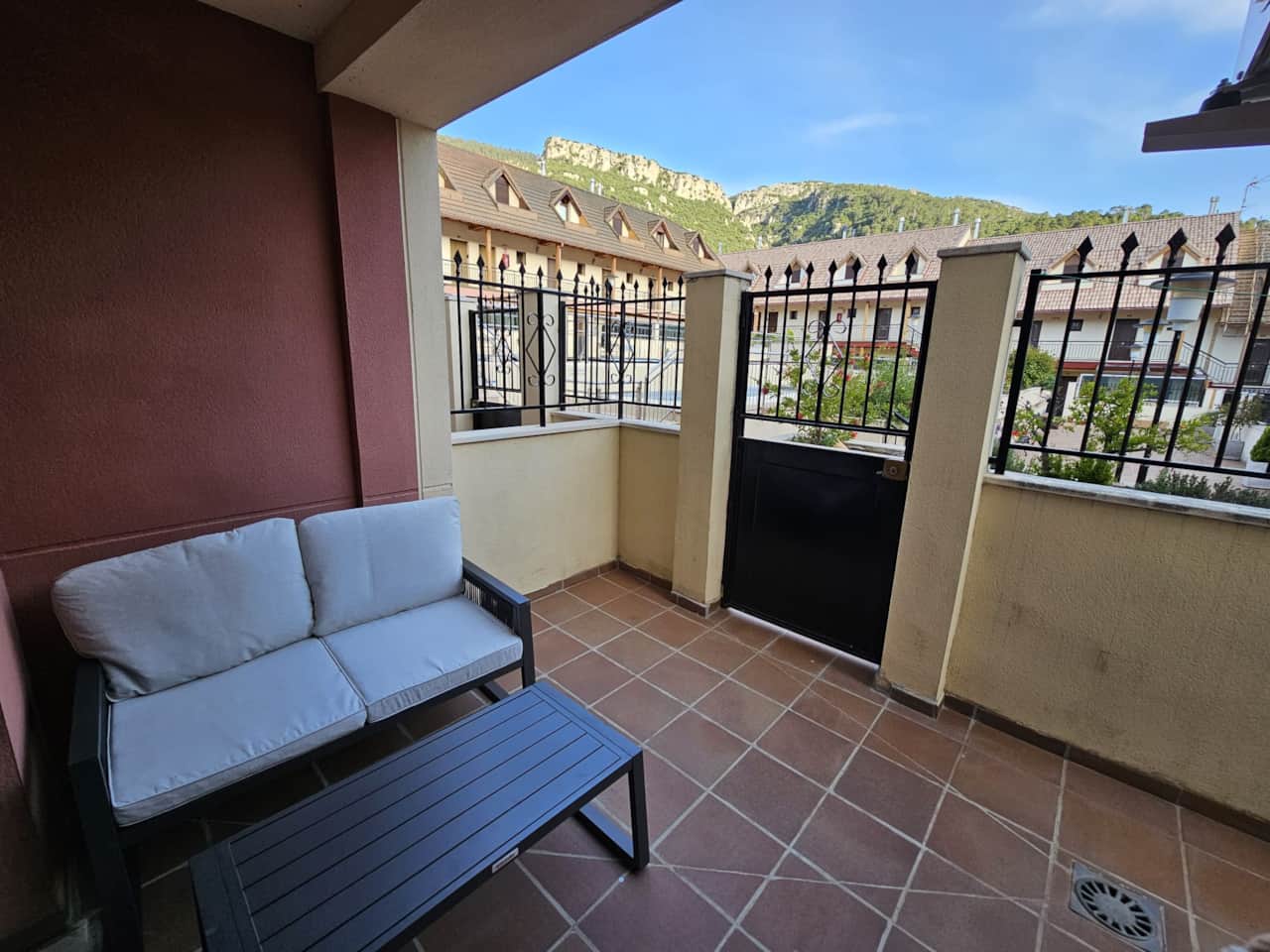 Patio con acceso a piscina residencial