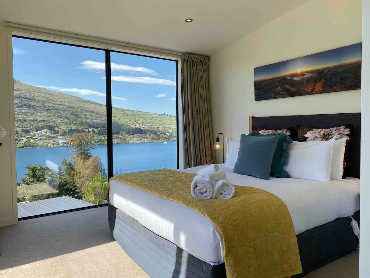 Master bedroom with full windows to maximise the view over Lake Wakatipu 