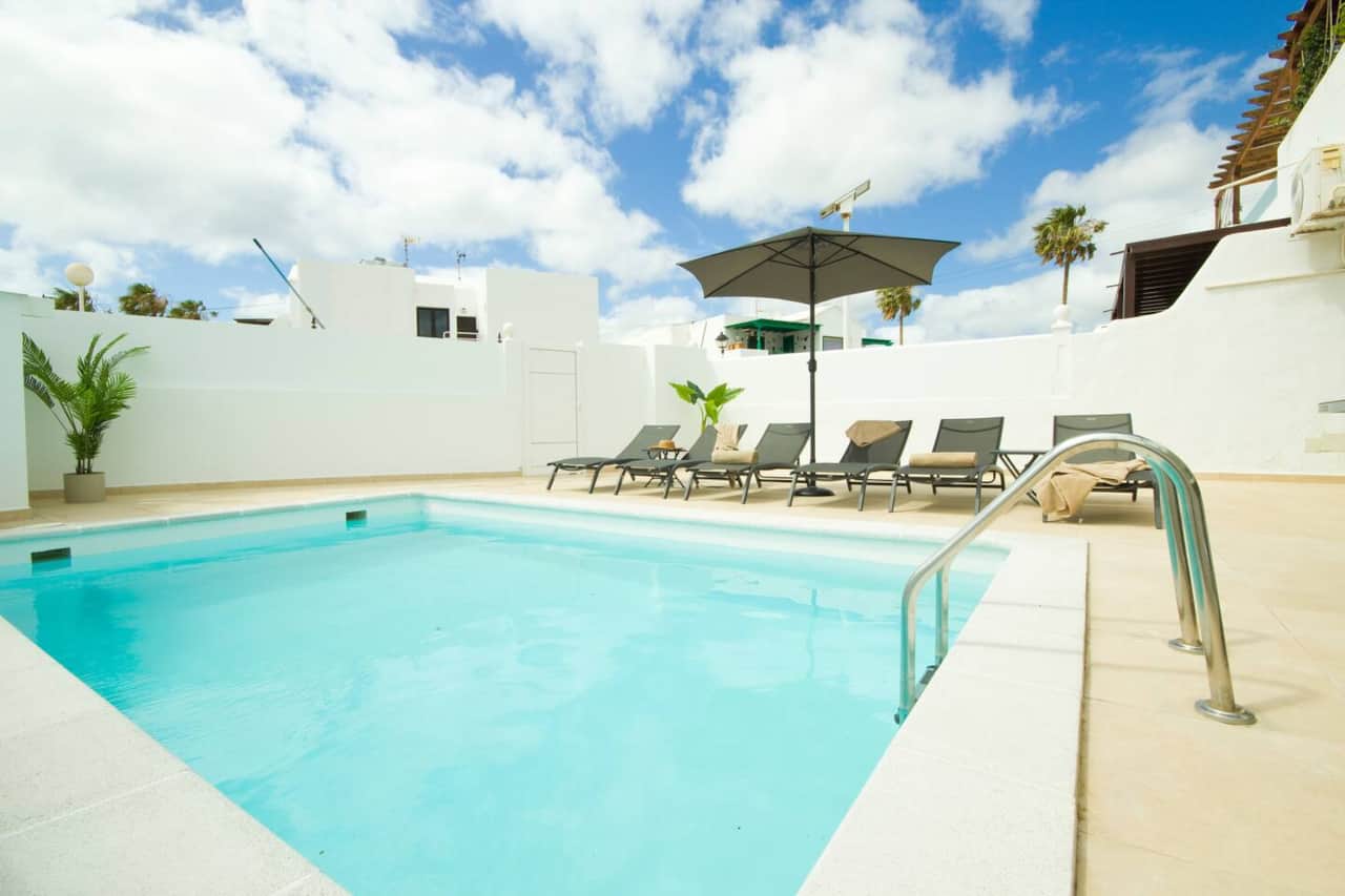 Luxury villa with heated private pool in Puerto del Carmen Lanzarote, Villa Lux