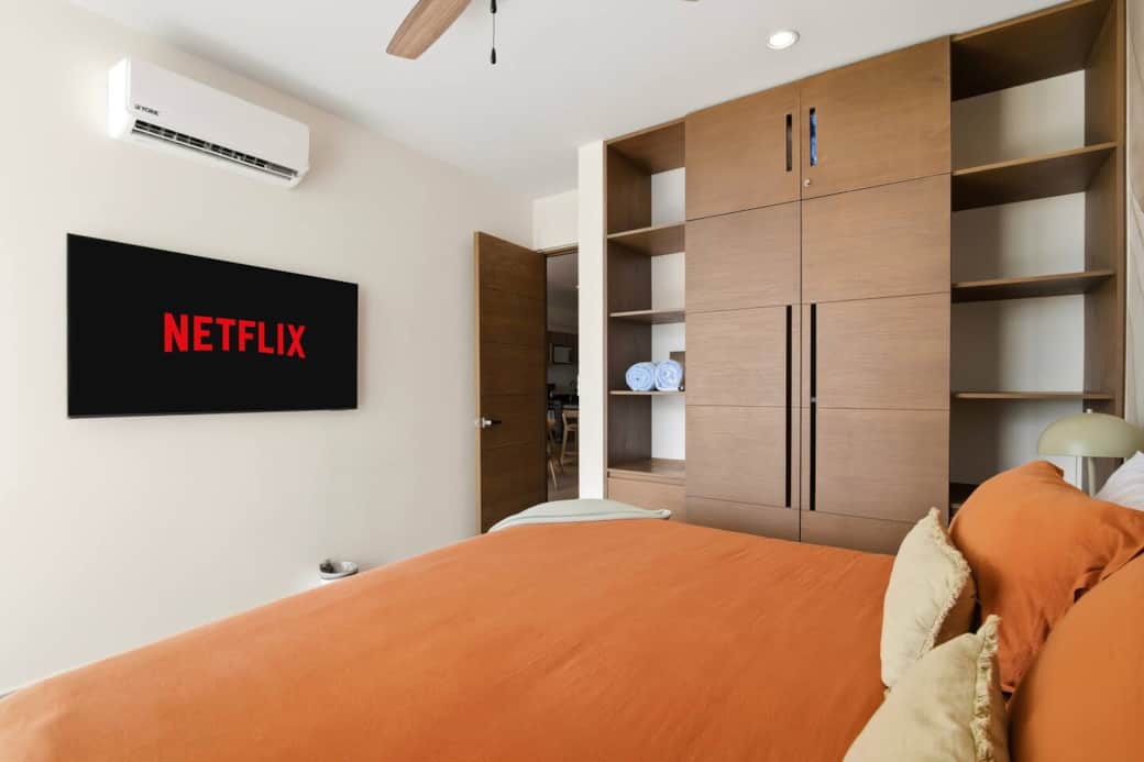 This inviting bedroom offers a full wardrobe for your belongings, Smart TV for streaming your favorite services, air conditioning, ceiling fan, and beach towels ready for your beach days. This inviting bedroom offers a full wardrobe for your belongings, Smart TV for streaming your favorite services, air conditioning, ceiling fan, and beach towels ready for your beach days.