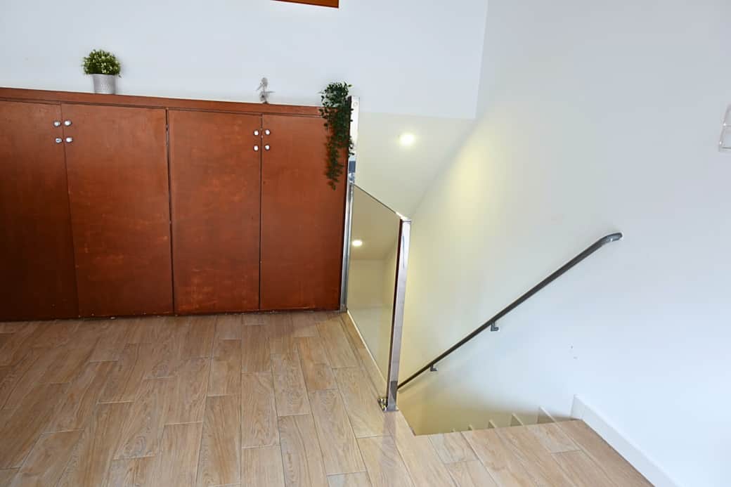 ESCALERAS DE ACCESO A LA HABITACIÓN PRINCIPAL ESCALERAS DE ACCESO A LA HABITACIÓN PRINCIPAL