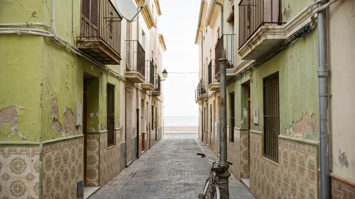 Calle del barrio del Cabanyal, en Valencia, con fachadas de azulejo