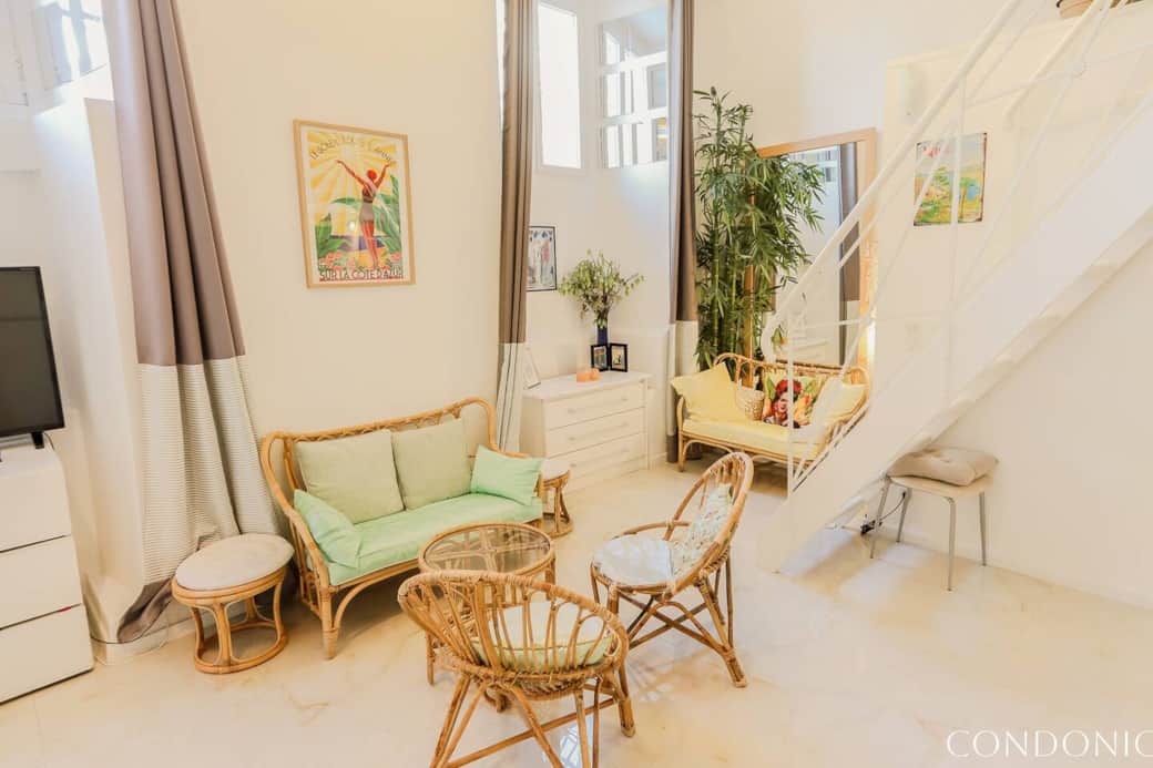 Deuxième salon cathédrale , 4 mètres  de hauteur de plafond. 