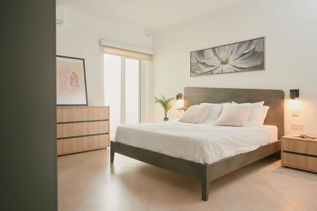 Master bedroom w/ Queen sized bed