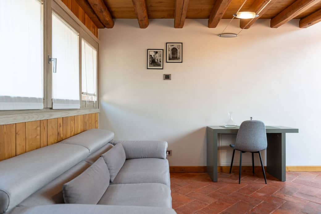 Piccola zona giorno dove rilassarsi, lavorare al pc e ammirare la vista delle montagne circostanti
