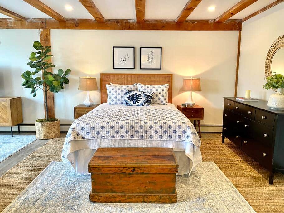 Queen bed with memory foam mattress and 600 thread-count linens