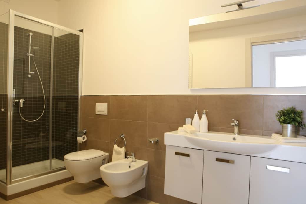 Ampio bagno appartamento vacanze Mare and More Sirena San Benedetto del Tronto