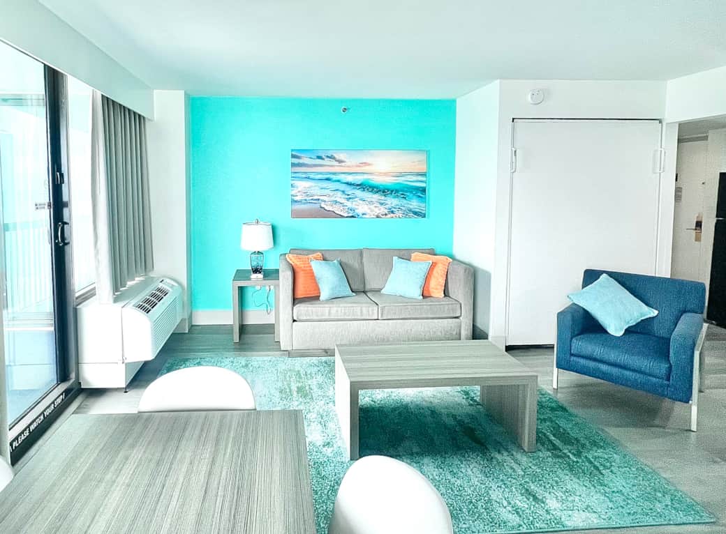 Spacious living room 