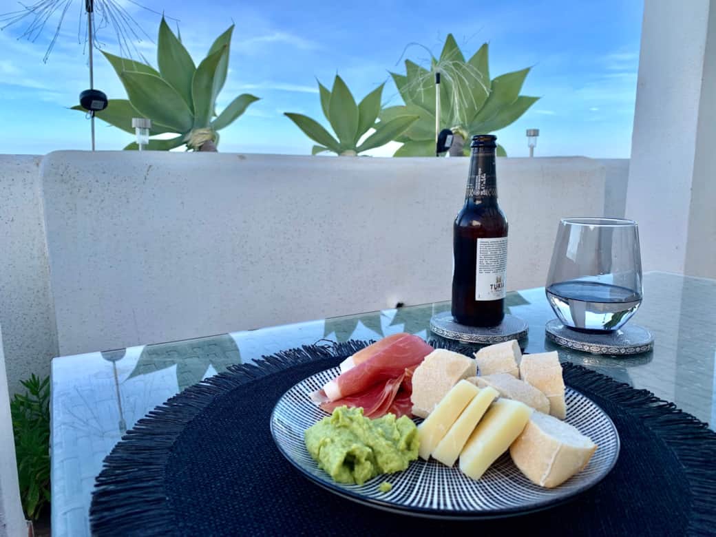 Frühstück auf dem Balkon Frühstück auf dem Balkon