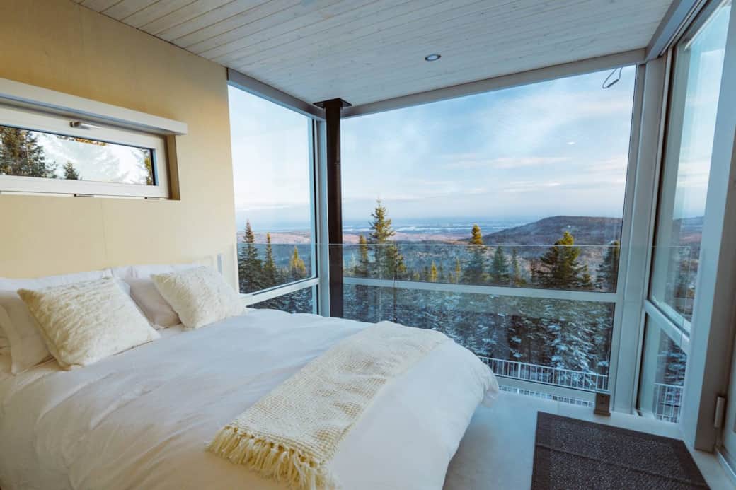 The main bedroom offers a panoramic view on the surrounding mountains and valleys.