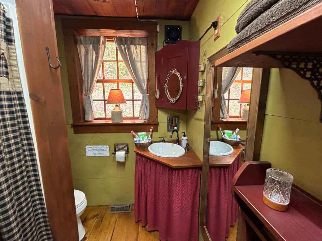Quaint and Comfortable 1st Floor Bathroom