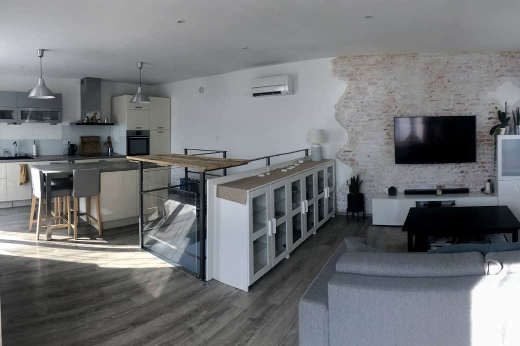 Cuisine moderne et salon ambiance loft