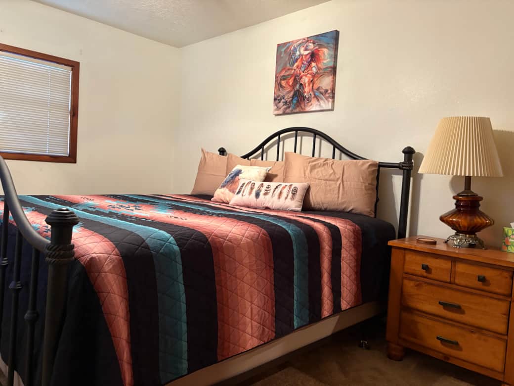 Bedroom 2/King (cots available)