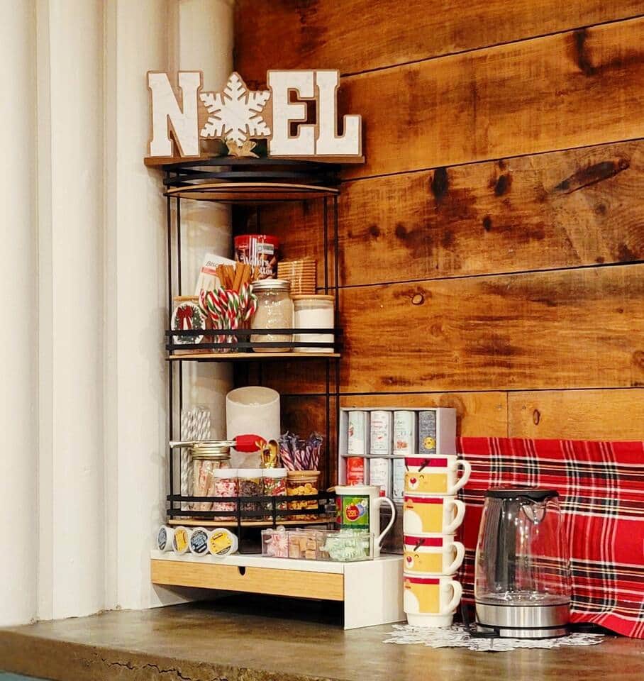 Help yourself to our holiday hot chocolate bar (3 flavours, whipped cream, marshmallows, candy cane, cookies and much more). Just bring your milk!