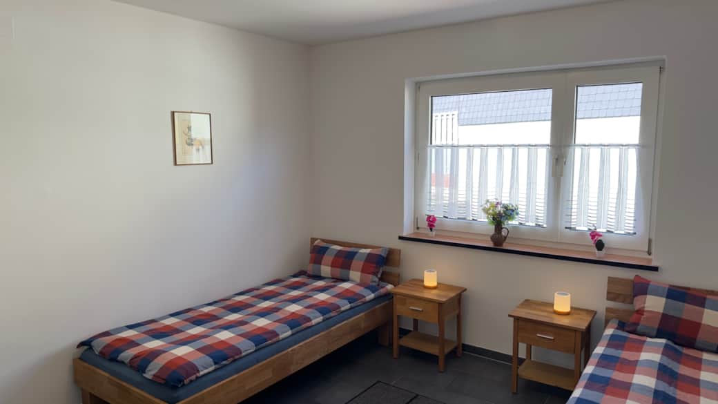 Helles Kinderzimmer mit Fenster – freundlich, ruhig und gemütlich Helles Kinderzimmer mit Fenster – freundlich, ruhig und gemütlich