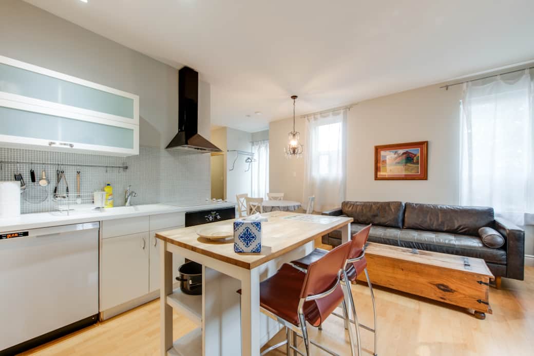 Contemporary culinary space in a Toronto flat, perfect for brief leasing periods.