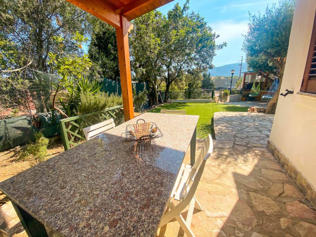 Tavolo esterno ombreggiato, perfetto per mangiare all’aperto godendosi il verde e la tranquillità del giardino. Ampio spazio conviviale per colazioni, pranzi e cene.