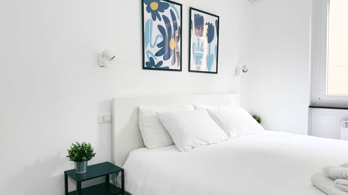 La vostra camera da letto con letto KING SIZE. Elegante e luminosa con arredi minimal e stampe moderne in blu che donano un tocco di stile!